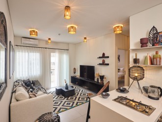 Savanna: 1BR Apartment w/ desk & views