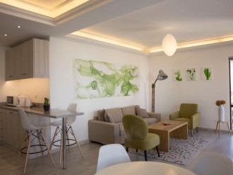 1BD Slick Clemenceau - Power 24/7 + Balcony