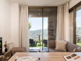 2 BD in Redrock with patio and garden (Bqaatouta)